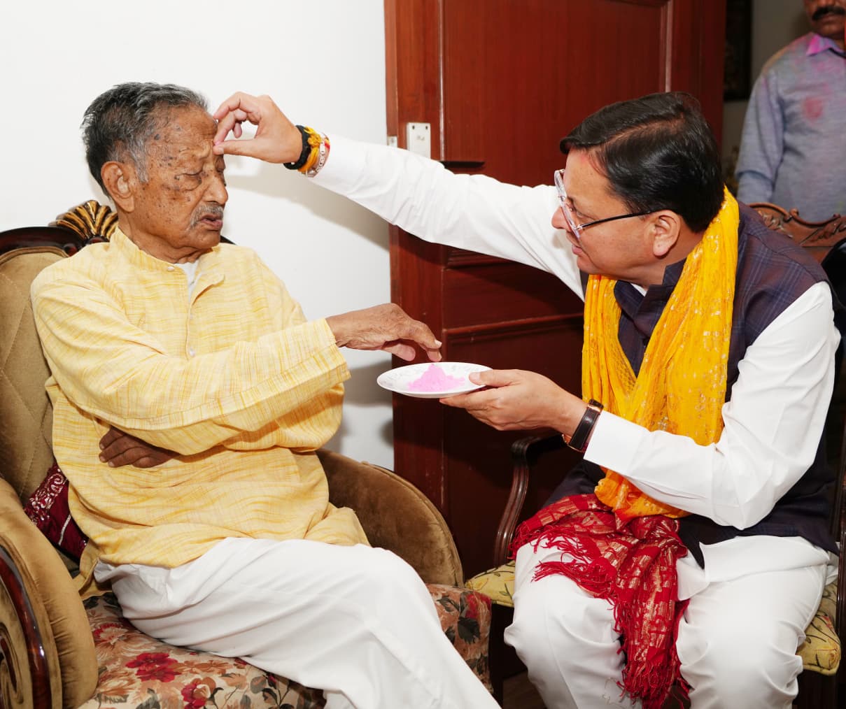 होली मिलन: सीएम धामी पहुंचे पूर्व सीएम खंडूड़ी के आवास, बुजुर्ग नेता का आशीर्वाद लेकर दी पर्व की बधाई